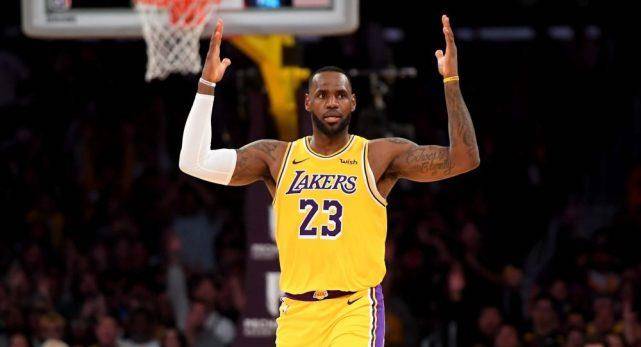 NBA季后赛巅峰对决，詹姆斯50分创纪录助湖人险胜